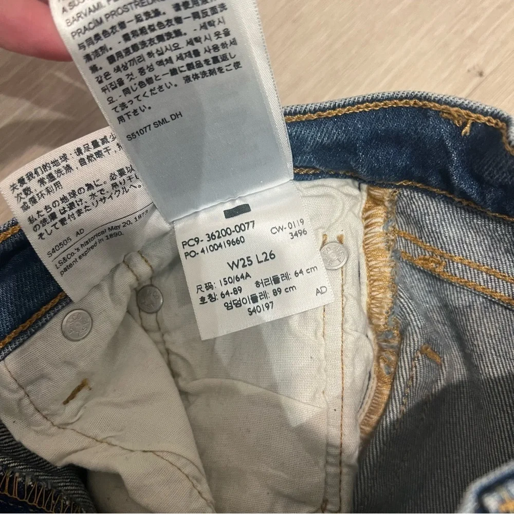 Levi’s 501 Crop Jeans - Picture 7 of 8